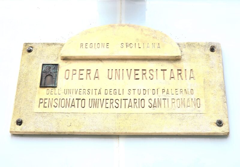 L’ ERSU Palermo valorizza la targa storica dell’Opera Universitaria: un gesto di cura della memoria condivisa che rende omaggio anche al Presidente della Repubblica Sergio Mattarella
